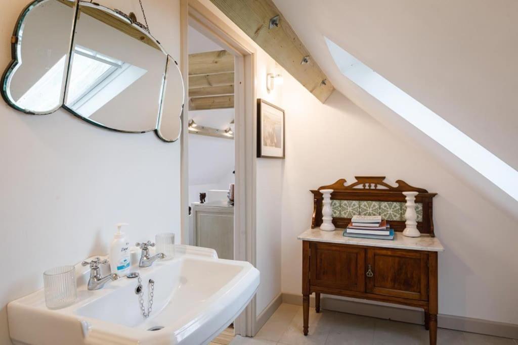 Stylish Cottage In The Pewsey Vale Marlborough Bagian luar foto