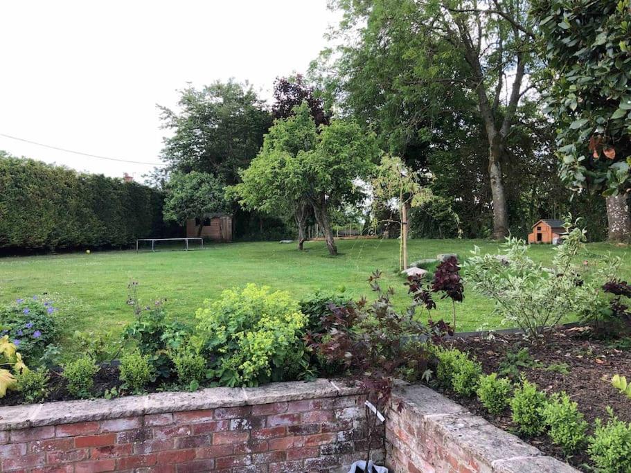Stylish Cottage In The Pewsey Vale Marlborough Bagian luar foto